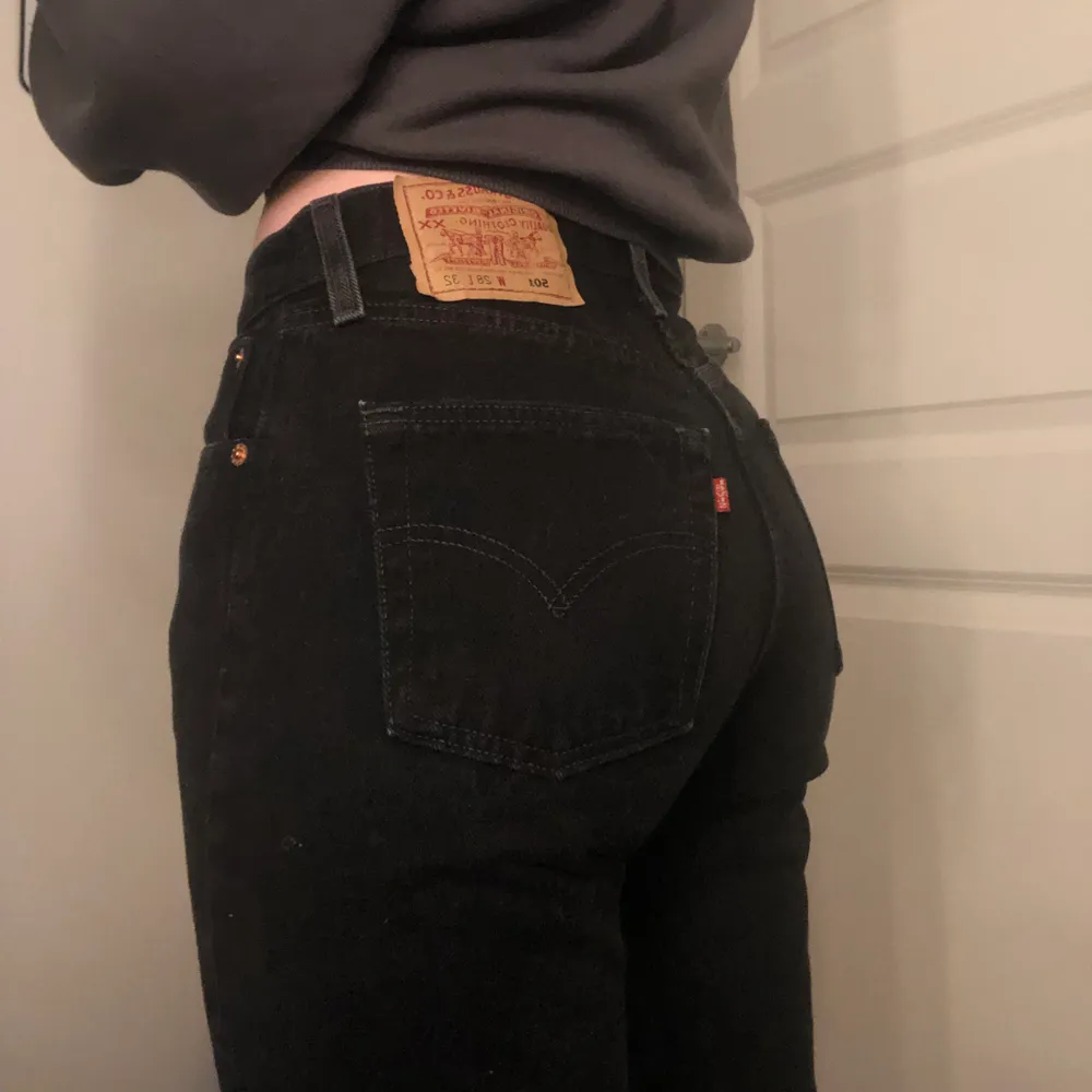 Hej fina! Säljer dessa supersnygga vintage Levis 501 gjorda i USA! De har slits och sitter som en smäck på mig som brukar ha 25-26 i midjan på jeans. Dessa är W28 L32 och är super i längden på mig som är 167cm lång. Bud från 300kr + frakt 66kr. . Jeans & Byxor.