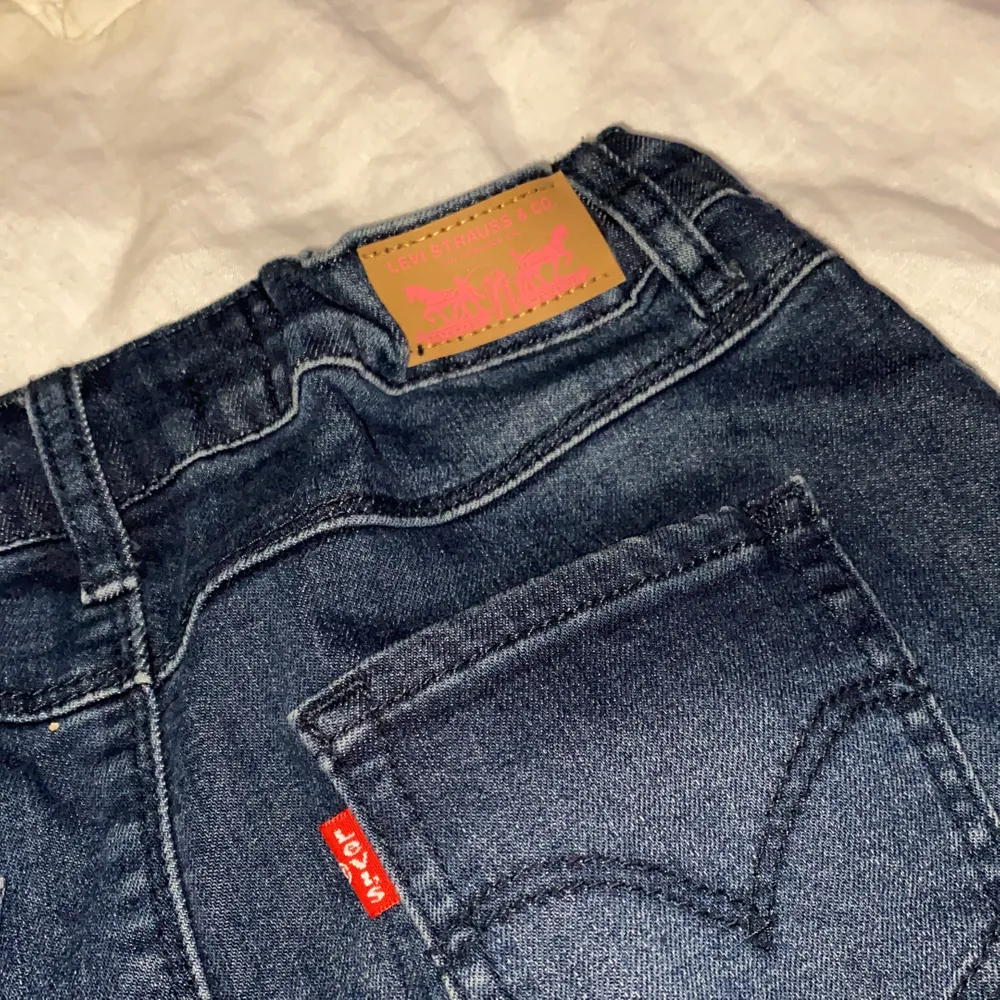 Säljer jätte fin kjol från Levis, bara andvänt en gång och i jätte bra skick! Säljs för 150kr+frakt. Kjolar.