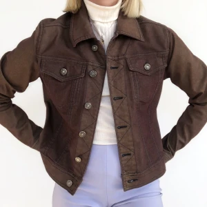 Vintage jeansjacka  - Brun vintage jeansjacka. Materialet är lite skimrande och skiftar i guld och lila, speciellt i solljus under golden hour ;) Väldigt fin och unik! Passar XS/S bäst.  Se även mina andra annonser, 3 för 2 på allt! 💫