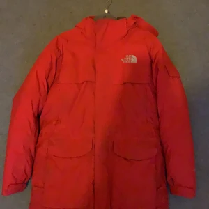 North Face herr vinterjacka - Röd äkta North Face herrvinterjacka, sparsamt använd men behöver tvättas, går att pruta lite, fraktas ej