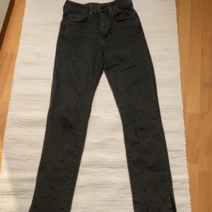 Snygga jeans - Super snygga unika jeans i storlek 34 med egengjord slits. Grå tvättad färg med svarta stenar på! Så coola! Pris 150kr eller bud, kontakta mig privat om du är intresserad, alla priser går att diskuteras i min plick! Kolla in min profil, rensar garderoben!❤️