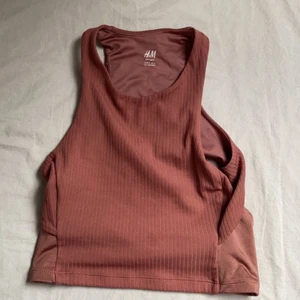 H&M  - Säljer min snygga träningstopp från H&M. Den är i storlek S och kostar 90kr frakt ingår EJ. Om fler än intresserade blir det budgivning!! 