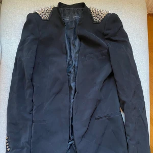 Kavaj med nitar från Zara - Lång kavaj med nitar i stl S, gott skick!