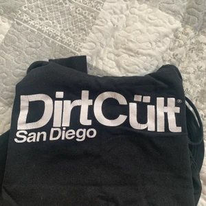 Dirtcult Hoodie  - Fin dirtcult Hoodie i svart, storlek xs. Trycket är lite sprucket, därav priset! Annars fint skick💘 sitter tajt på, passar även s!