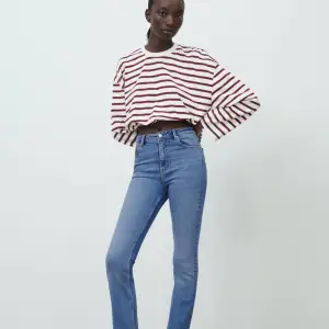 Jag säljer mina helt nya ljusblåa zara jeans då de var för små för mig. Lappen finns kvar och är endast provade. Extremt snygga och framförallt sköna jeans!! 🤩
