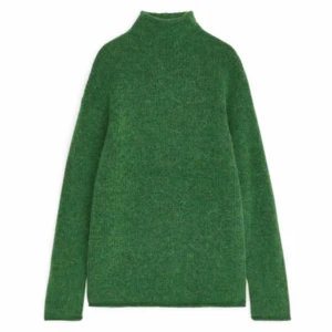 Söker denna från Arket (Alpaca/Grön) i XS - Letar efter denna tröja från Arket i grönt, storlek XS!