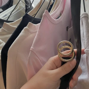 Guldigt skärp  - Guldigt skärp ifrån hm, använder det aldrig och nästan aldrig gjort! Har gjort egna hål i det då det var för stort för mig! Nypris : 99 