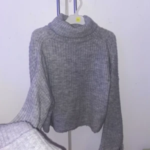 Stickad polotröja stl XS - En grå stickad tröja med en polokrage. 