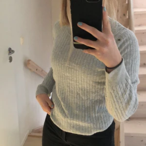 Grå stickad tröja - En grå stickad tröja från Gina i storlek L. Köparen står för frakten💖