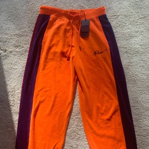 Fenty x Puma mjukisbyxor  - Fenty x Puma unika retro orange/blåa mjukisbyxor. Helt oanvända!  Oversized, för långa och stora för mig som är 173 :)  Unisex.