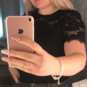 Blus från Gina  - Svart spetsig blus från Gina. Knappast använd tyvärr den heller. Den är i storlek L.