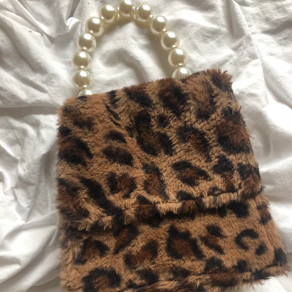 Så fin y2k vibe leopard väska ⚡️ kan användas som handväska men tillkommer en kedja, lite sliten på insidan därav sänkta priset. Väskor.