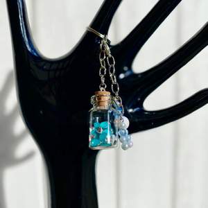 En handgjord nyckelring med ett avtagbart hänge. Blå. 
