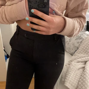 Kostymbyxor i storlek 34/xs - Kostymbyxor från Lindex. Storlek 34. Använt den få gånger, tvättat den Max tre gånger. Originalpriset : 399kr    Köpt är köpt! Kan sänka priset om det skulle behövas. Köparen står för frakten