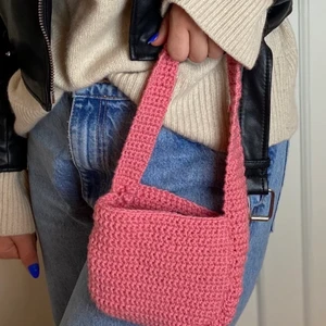 Virkad väska - Nu säljer jag denna snygga väska i alla färger du vill ha. Jag virkar de själv och just denna modell på bilden är liten modell (18cm)och kostar 159kr. Vill du ha den stora modellen (30cm) kostar den 199kr❤️ skriv privat vilken färg du vill ha så fixar jag💕