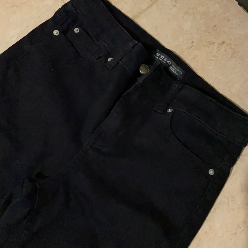 Knappt använda, väldigt fina om man gillar lågmidjade jeans/byxor 💕. Jeans & Byxor.