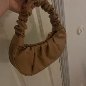 Fin vår väska/clutch - Fin ljusbrun färg, aldrig använd. Pris 40kr + frakt🌸
