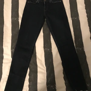 Lewis byxor - Säljer ett par snygga Lewis byxor väldigt snygga och dom är demi curve modellen, säljer dom eftersom har inte använt dom så mycket och tänkte inte använda dom. Dessa snygga byxor kostar endast 300kr+ 20kr frakt