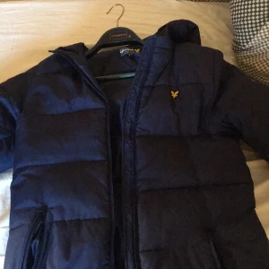 Lyle & Scott Jacka - Lyle & Scott Jacka köpt på kidsbrandstore för 1600kr, knappt använd, storlek ”14-16 years” passar alla mellan 165 och 180 cm