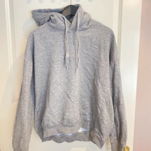 Grå basic hoodie - Grå basic hoodie som alltid är bra att ha😉 ganska tjock i tyget och bra kvalitet! Användes i somras men har sen dess inte kommit till användning! Strl: M 🖐🏻Köparen står för frakt 🚚 