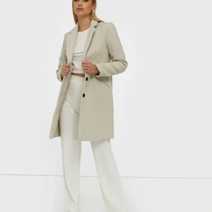 Beige kappa från VERO MODA i XS - Superfin vårkappa med knappar från Vero moda. Använd 2 gånger, i nyskick. Storlek XS men passar även en S