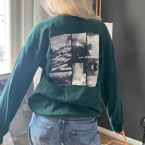 grön collegetröja - superfin grön collegetröja med coolt tryck på ryggen💚 hör av er vid frågor eller om du är intresserad! (lägger upp igen pga oseriösa köpare) BUD: 290!