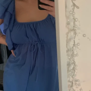 H&M blå klänning stl.36 - Klänning i underbar blå färg. Knappt använd så bra skick, har knyte och volanger. Pris kan diskuteras såklart! 🥰🥰🥰 säljer eftersom den inte passar min stil längre, storlek 36. 