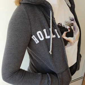 Zip up hoodie från Hollister - Sitter lite tajt eftersom det är XS. Använt några gånger, men det är inget fel på den. Bra skick. Frakt ingår!😉