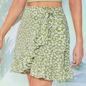 Söt grön blommig kjol - Säljer denna jättesöta somriga ljusgröna kjolen från Shein eftersom jag råkade beställa två! Kan skicka bättre bilder privat ifall någon är intresserad av att köpa! Köparen står för frakten💕 