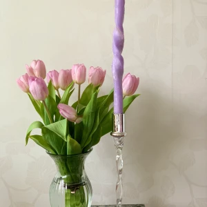 TEISTADE LJUS- Violet💜 - Vi är tre tjejer som har ett uf företag som gör twistade ljus. Vi går sista året på stylist gymnasium, skulle vara rolig om ni ville köp ljus av oss.