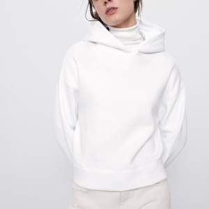 Jättenajs populär vit hoodie från zara. Använd men fint skick ändå! Storlek S