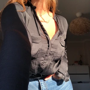Svart blus strl S - En svart blus, strl S i silkesliknande material från Zara. Skriv privat för fler bilder eller övriga frågor! Möts antingen upp i centrala Stockholm eller så skickar jag ett spårbart paket där köparen står för frakten 