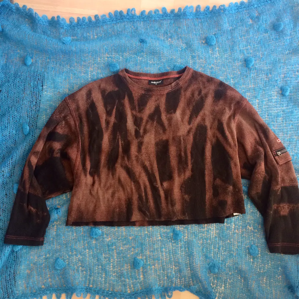 En ovanlig adidas acid wash sweatshirt, storlek M/L. Hoodies.
