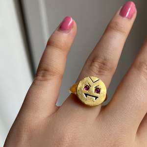 En guld färgad ring från Maria Nilsdotter med röd/lila stenar. Köpt för cirka 2år sedan så ringen finns inte kvar på hemsidan. Har orginal boxen kvar. Skriv vid intresse, för fler bilder eller frågor! 