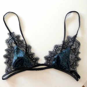 SpetsBralette xs-s - Spetsbralette med satin material. I väldigt bra skick. Säljer pga växt ur den. Passar om du har storlek xs-s, kan också passa som medium om du har mindre kupa. Frakt inkluderat i priset😊 