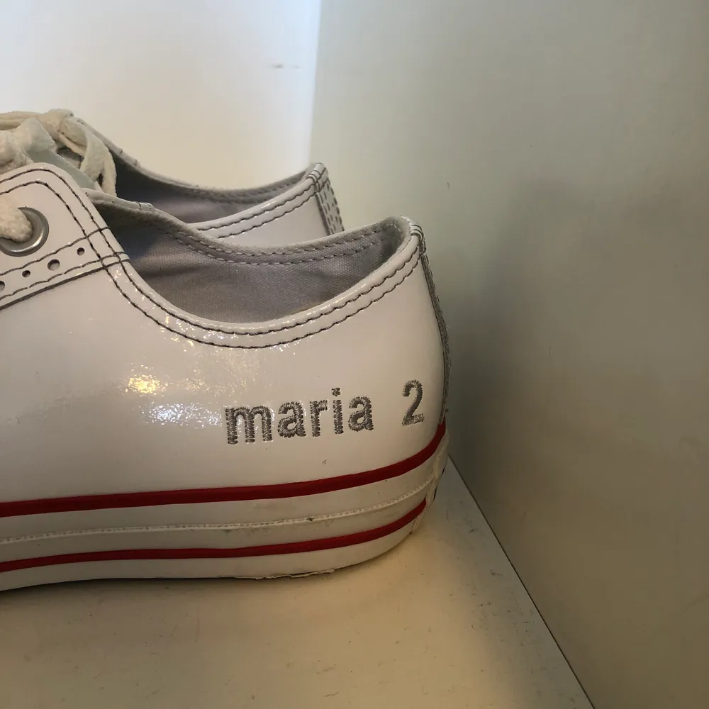Säljer dessa converse skor som kommer ifrån USA pga fel storlek, dom är i storlek 41 och har aldrig används. + Det står broderat ”Maria 2” vid sidan på dom. Hör gärna av dig vid intresse. 💕. Skor.