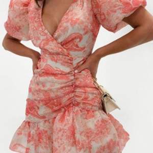 Snygg oanvänd klänning för 400kr inkl frakt!!!✨🍾
