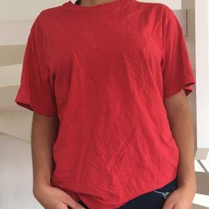 Röd plain t shirt i skönt material