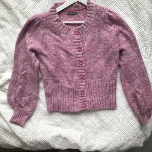 Rosa stickad kofta m puffärm.    - Står storlek XL men den passar mig bra och jag är en S/M. Framkommer inte på bilden men koftan har armarna en ballongmodell. Kan skicka bilder med koftan på om det önskas! Köpare står för frakt 🌸