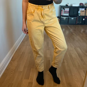 Gula Jeans från Primark  - Gula jeans i MOM-modell från Primark i storlek 40. Dem är lite för stora får mig som är en 38, men sitter fortfarande fint om en önskar dem mer lösa. I gott skick. Köparen står för frakt som tillkommer 📬