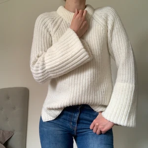 Stickad tröja  - Stickad tröja i Alpacka blandning från Gina Tricot i storlek S. Fint skick 🤍                                           Kolla gärna in mina andra annonser! 