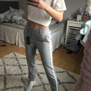 Kostymbyxor  - Säljer dessa jättefina kostymbyxor då de aldrig kommit till användning. Aldrig använda och lappen sitter kvar. Köparen står för frakten💗