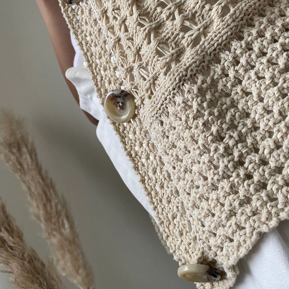 Beige crochet väst som ger din outfit det lilla extra 😊. Tröjor & Koftor.