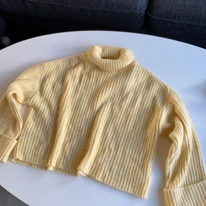 Stickad tröja gul  - En stickad tröja o storlek S. Är ej andvänd