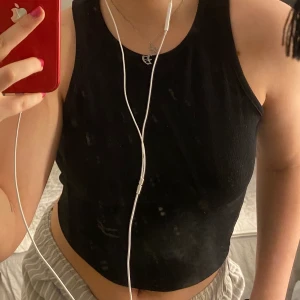 Svart topp  - Köpte den här svarta toppen men vill att den sitter tajtare då jag råkade köpa S när jag brukar ha XS, men det är inget fel på den annars och den är endast använd en gång! Superfin verkligen