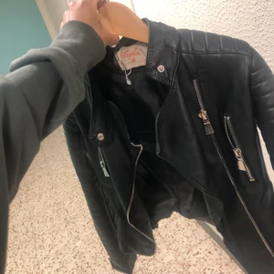 Chuiqelle moto jacket - Knappt använd, jättebra vår jacka. Jätte skön och snygg! Storlek 38 men passar 34 upptill 40. Frakt tillkommer