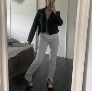 Jeans med slits - Så snygga jeans från Zara med slits! Även så fina till våren💗 Buda från 300kr😊