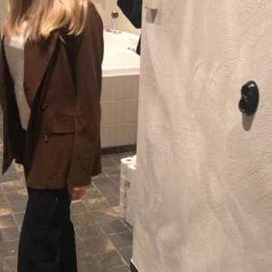 Brun blazer - Fint skick, som oanvänd! Köpt på arkivet och har inte kommit till användning! Lite overdized på mig som har S