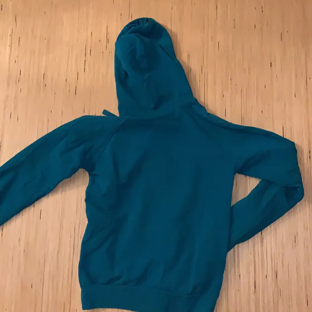 Unik/kontroversiell zip-up hoodie från Nikitia Clothing. Bra kvalite och väldigt bra skick. Storlek L. DM för mer info!. Hoodies.