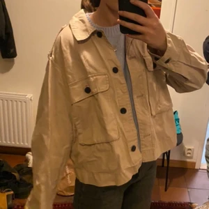 Beige jacka - Så snygg beige jacka, är i typ trenchcoat material! Perfekt nu till våren och sommaren🤎